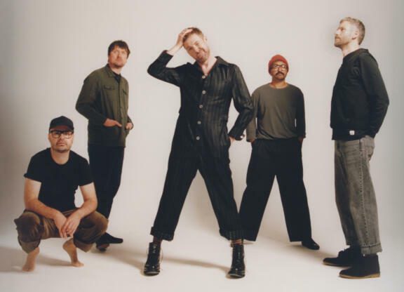 KAISER CHIEFS Team Up With NILE RODGERS For Funk-Driven Single ‘Feeling Alright’